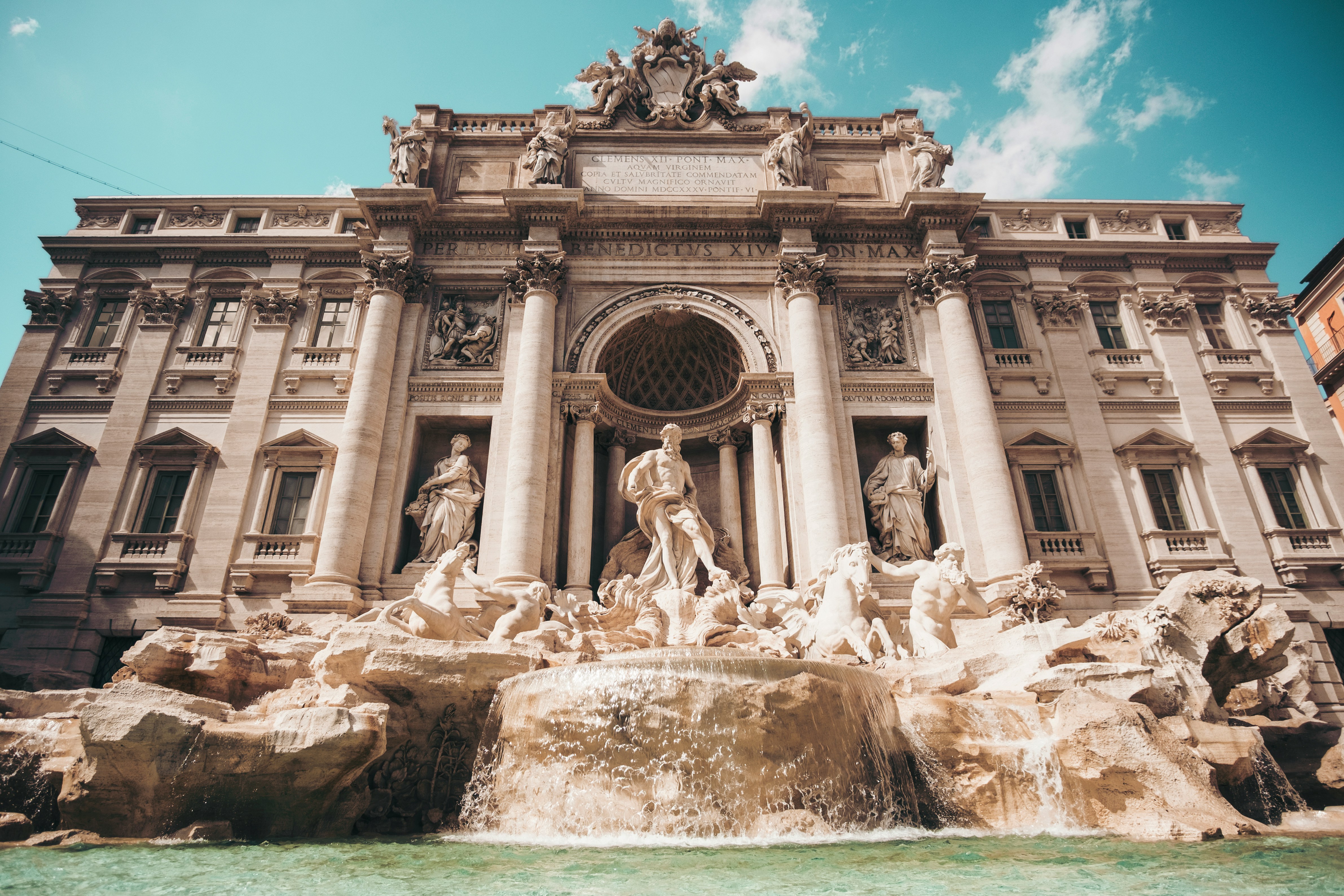 A picture of the trevi fountain.